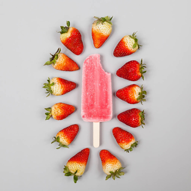 вкусное и освежающее фруктовое мороженое со вкусом клубники
 - Фото, изображение