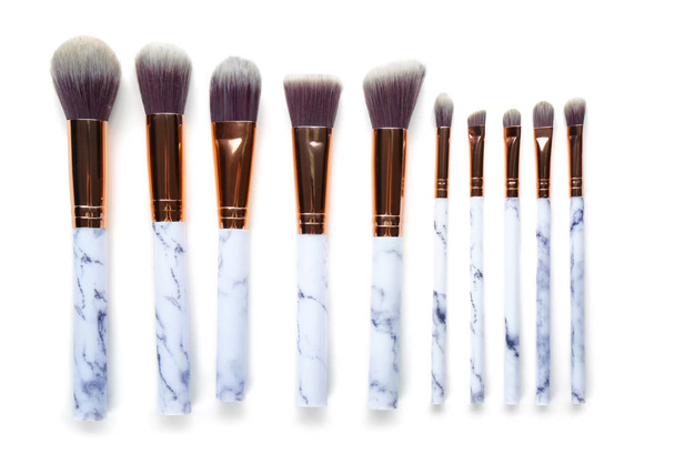 Set de pinceles cosméticos sobre fondo blanco - Foto, imagen