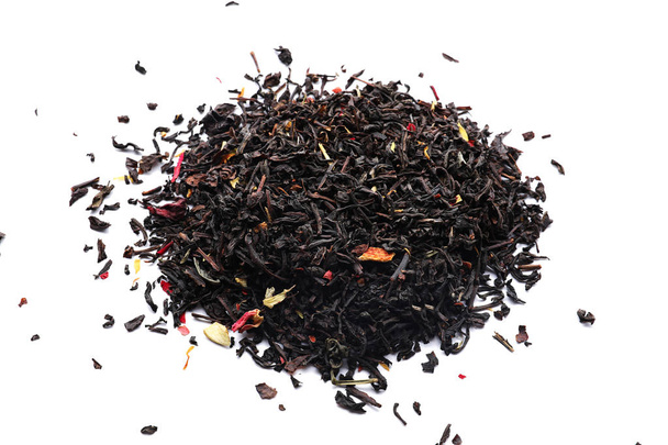 Montón de té negro seco sobre fondo blanco
 - Foto, Imagen