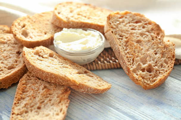 Toastový chléb s tvarohem na dřevěný stůl - Fotografie, Obrázek