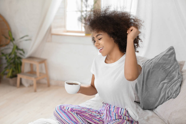 Güzel bir Afrikalı-Amerikalı kadın evde çay içme - Fotoğraf, Görsel