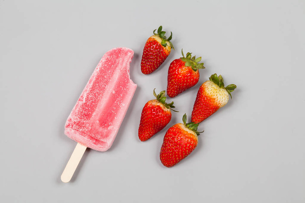 tasty and refreshing strawberry flavor popsicles - Foto, imagen