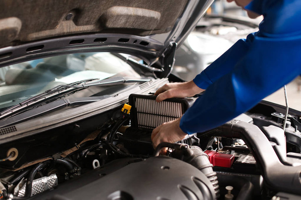 Mechaniker untersucht Auto in Service-Center - Foto, Bild