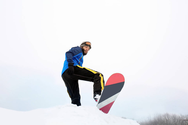 Сноубордист на склоне зимнего курорта
 - Фото, изображение