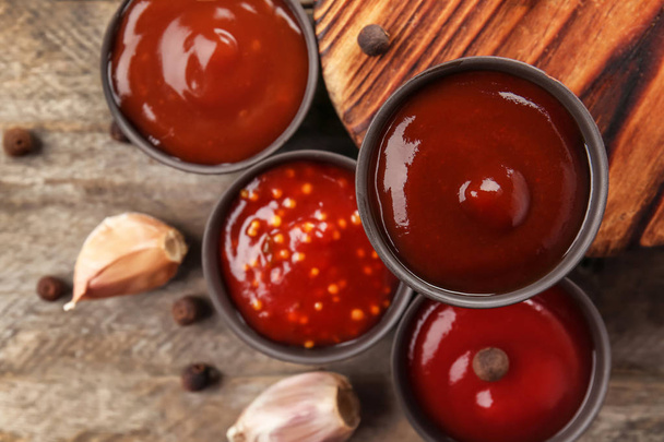 Deliciosas salsas de barbacoa en cuencos en la mesa, vista superior
 - Foto, imagen