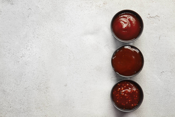 Deliciosas salsas de barbacoa en cuencos en la mesa, vista superior
 - Foto, Imagen