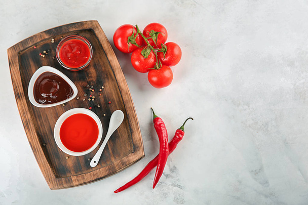 Composition avec différentes sauces rouges sur fond clair, vue de dessus
 - Photo, image
