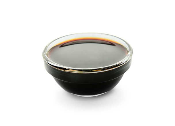 Соєвий соус у скляній мисці на білому фоні
 - Фото, зображення