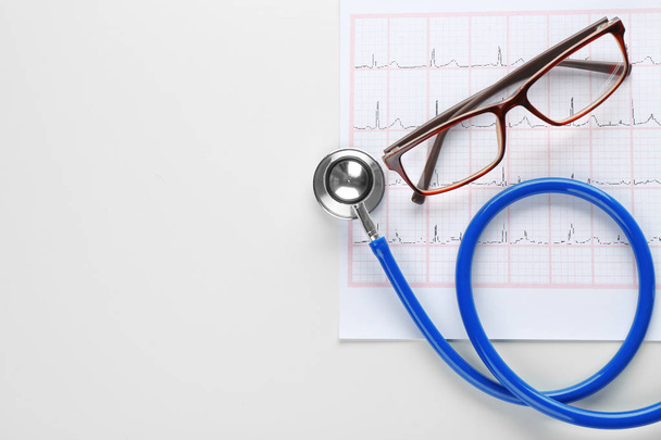 Kardiogram s stetoskop a brýle na bílém pozadí - Fotografie, Obrázek