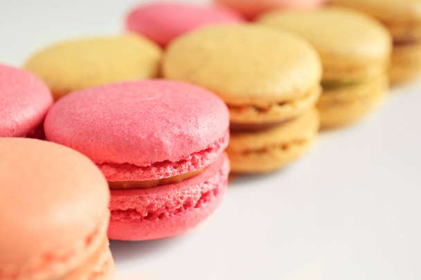 Beyaz masa, closeup üzerinde lezzetli renkli macarons - Fotoğraf, Görsel