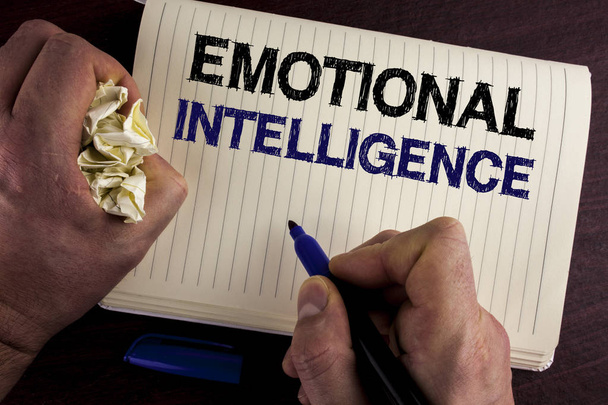 Kirjoitan viestiä, joka näyttää emotionaalista älykkyyttä. Business valokuva esittelee Kyky hallita ja olla tietoinen henkilökohtaisia tunteita kirjoittanut Man Notebook Kirja puinen tausta kynä Crumpled Paper
 - Valokuva, kuva