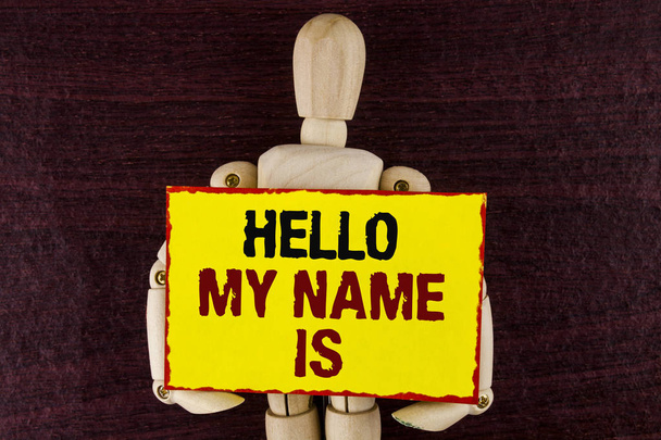 Текст для написания слов Hello My Name Is. Бизнес-концепция для знакомства с кем-то новым Интродукция Презентация, написанная на бумаге Sticky note компанией Wooden Jointed Toy на деревянном фоне
. - Фото, изображение