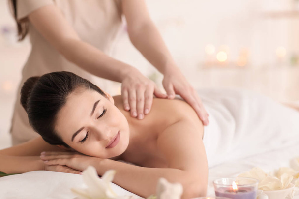 Mujer joven recibiendo masaje en el salón de spa
 - Foto, imagen