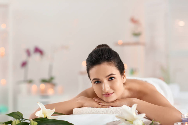 jeune femme relaxante sur table de massage au salon de spa
 - Photo, image