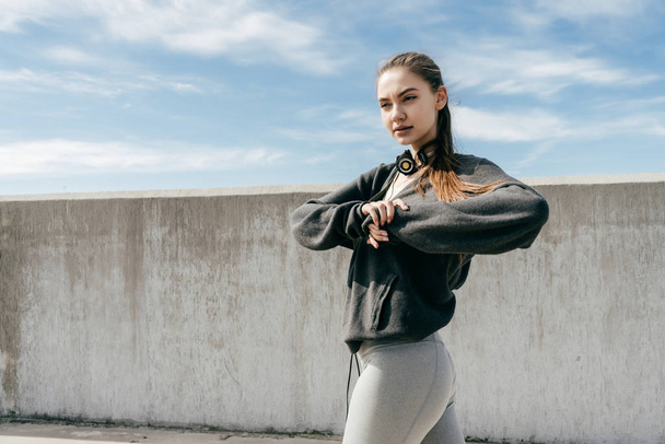 athletic slender young girl trains outdoors, leads an active and healthy lifestyle - Fotografie, Obrázek