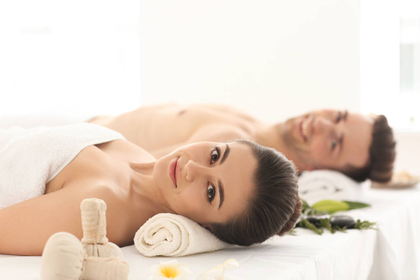 Young couple relaxing in spa salon - Foto, immagini