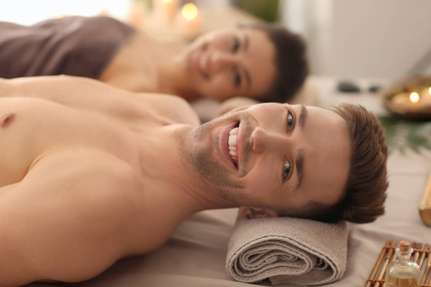 Giovane coppia rilassante nel salone spa
 - Foto, immagini