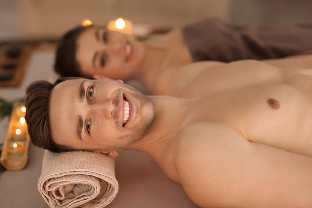 Jonge man en zijn vriendin ontspannen in spa salon - Foto, afbeelding