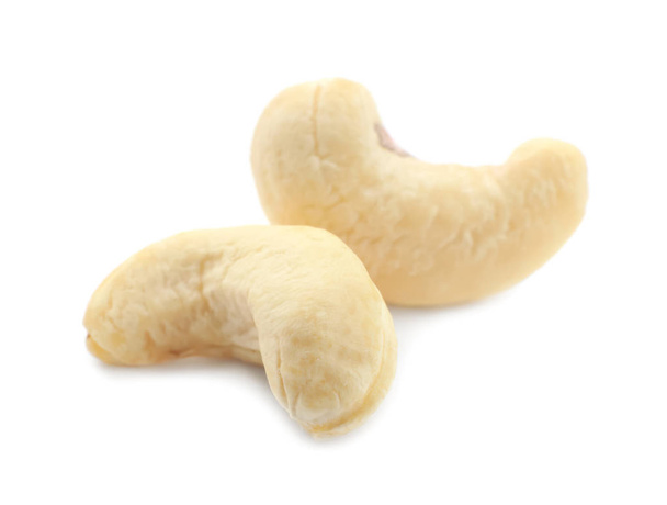 Maukkaita cashewpähkinöitä valkoisella taustalla
 - Valokuva, kuva