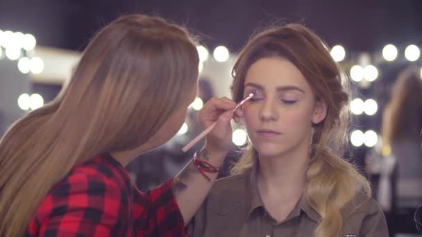 De make-up artiest corrigeren van de vorm van de wenkbrauw - Video