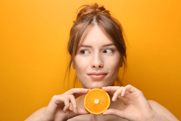 背景色で柑橘系の果物と美しい若い女性 - 写真・画像
