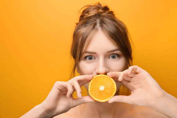 Красивая смешная молодая женщина с цитрусовыми фруктами на цветном фоне
 - Фото, изображение