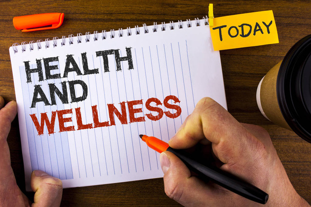 Szöveg jel mutatja az egészség és Wellness. Fogalmi fénykép, hogy a jó formában egészséges táplálkozás edzés víz által írt ember a Jegyzettömb Marker fa háttér ma kupa és klip. - Fotó, kép