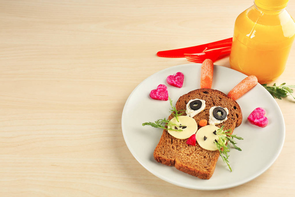 Desayuno creativo para niños en plato. Ideas de recetas con pan
 - Foto, imagen