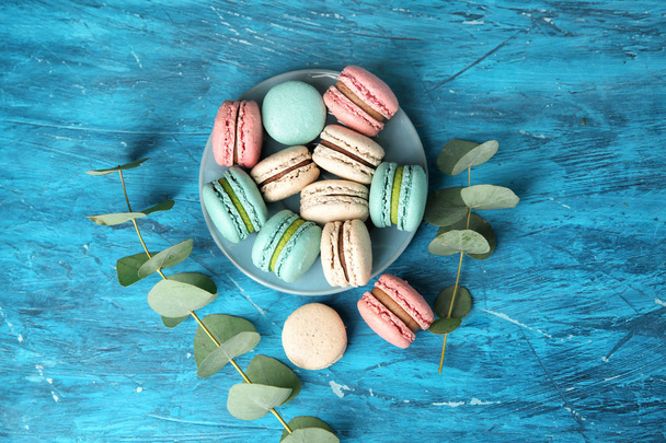 Composição de leigos plana com macarons saborosos no fundo de cor
 - Foto, Imagem