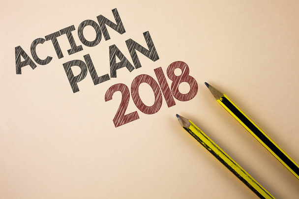 Írásbeli Megjegyzés mutatja a cselekvési terv 2018. Üzleti fénykép bemutató-do listát az új év új év felbontás célok tisztán látható háttér ceruza mellette írt célok. - Fotó, kép