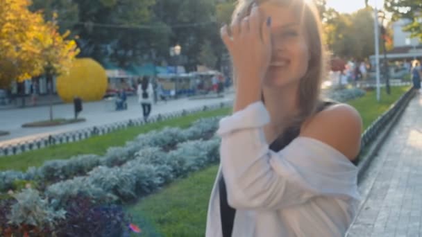 young pretty woman walking in city - Filmati, video