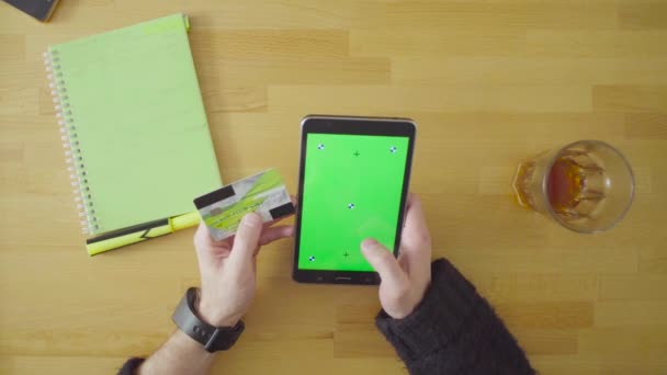 Mužské ruce platební kartu v tabletu - Záběry, video