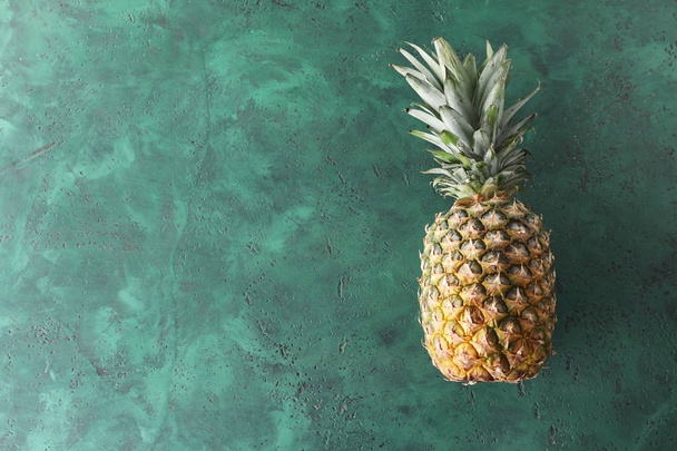 Смачний ананас на текстурованому фоні
 - Фото, зображення