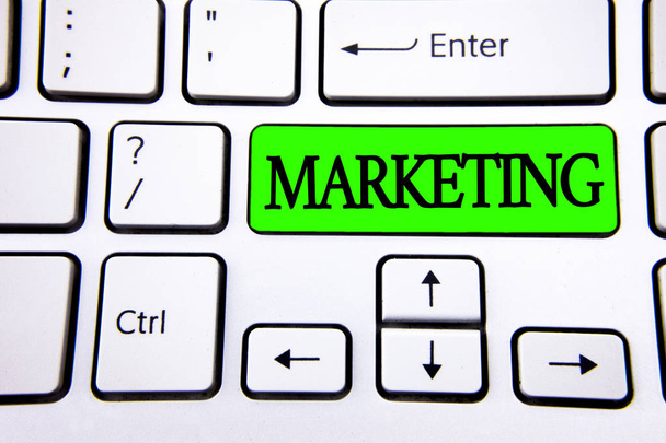 Textmarketing. Geschäftskonzept für Werbung für den Verkauf von Produkten eines Unternehmens, um etwas zu fördern, das auf einer grünen Taste auf einer weißen Tastatur mit Kopierraum steht. Ansicht von oben. - Foto, Bild