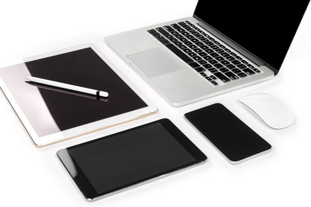 ラップトップ コンピューター、デジタル タブレット、スマート フォン、p のオフィスのテーブル - 写真・画像