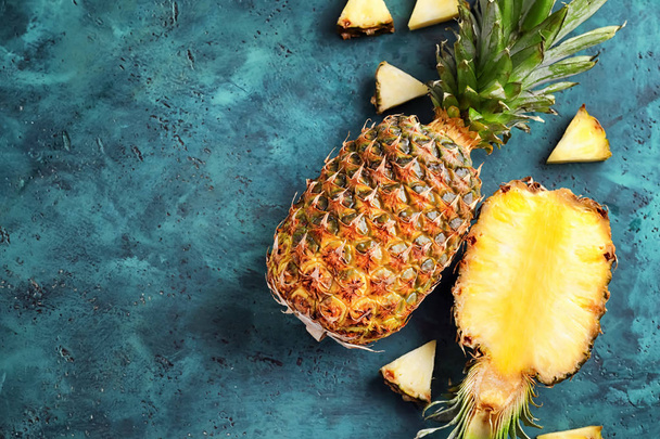 Ripe fresh pineapples on table - Foto, imagen