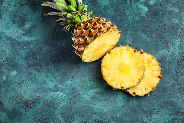 Ananas frais mûr sur la table
 - Photo, image