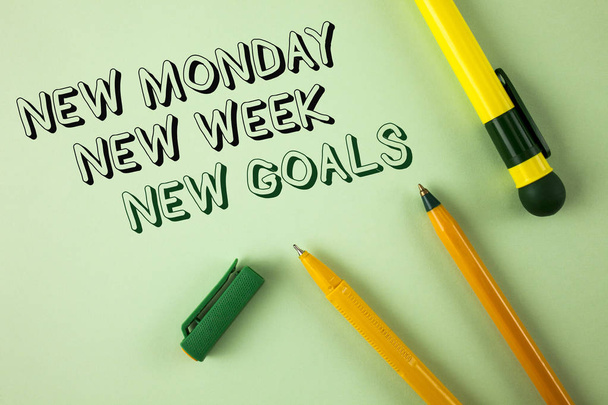 Tekstiä kirjoitetaan New Monday New Week New Goals. Liiketoiminta käsite ensi viikolla päätöslauselmat Tehdä lista Tavoitteet Tavoitteet kirjoitettu Plain Green tausta Kynät vieressä
. - Valokuva, kuva