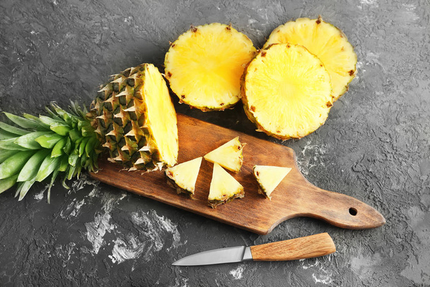 Složení s zralého čerstvého ananasu na stole - Fotografie, Obrázek
