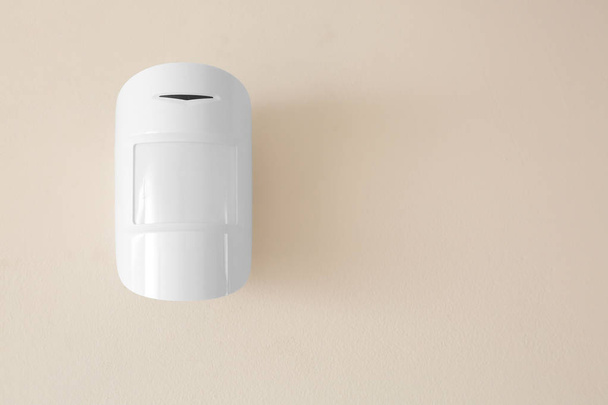 Sensor de movimento moderno na parede dentro de casa - Foto, Imagem