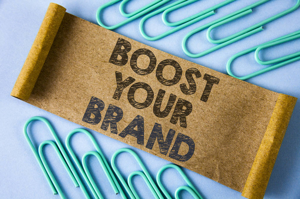 Signe texte montrant Boost Your Brand. Photo conceptuelle améliorer le nom de vos modèles dans votre domaine vaincre les concurrents écrits sur papier carton plié sur fond bleu uni dans Paper Pins
. - Photo, image