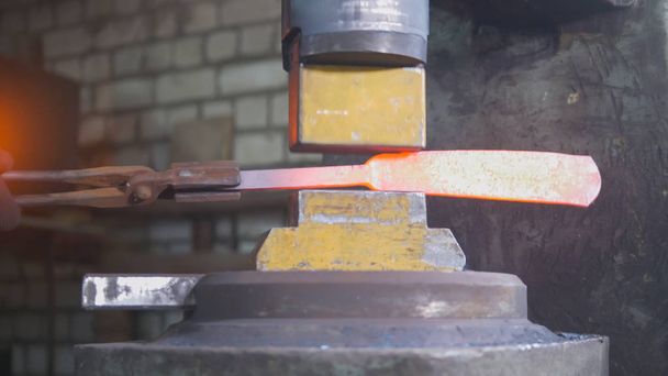 Martilleo automático - herrero forja hierro rojo caliente en yunque, primer plano extremo
 - Foto, imagen