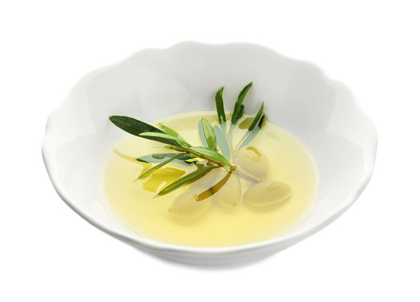 Bowl with oil and canned olives on white background - Foto, imagen