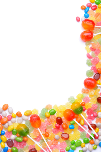 Вкусные леденцы и красочные конфеты на белом фоне
 - Фото, изображение