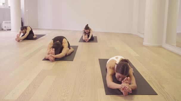 Jóga. Ember csinál jóga gyakorlatok - Felvétel, videó