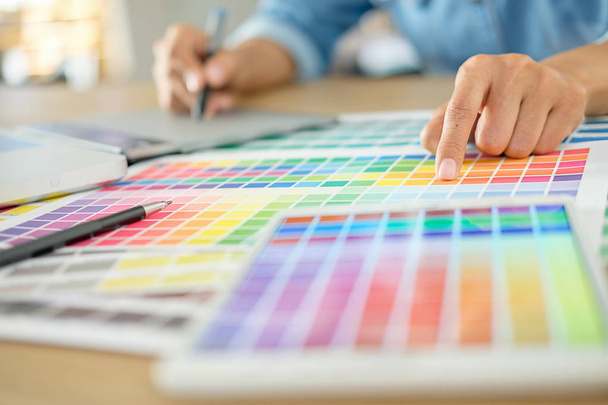 Graphic design i kolor próbki i długopisy na biurku. Dzielnic - Zdjęcie, obraz