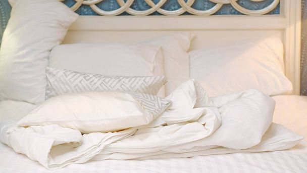hálószoba kényelmes ágynemű ágynemű nő, ami ágy - Fotó, kép