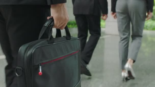 pessoas corporativas carregando saco de computador saindo do edifício moderno
. - Filmagem, Vídeo