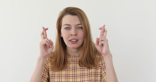 Vrouw vingers gekruist en gesloten ogen te wachten van geluk - Video