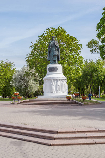 Пам'ятник Святої княгині Ольги рівних до апостолів в Psko - Фото, зображення